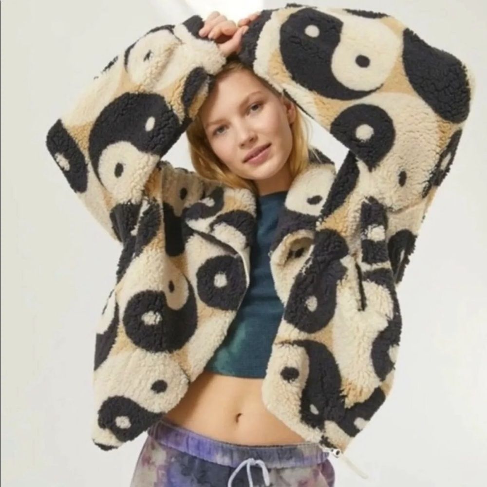Urban Outfitters Bold Sherpa Olivia Yin Yang Jacket Ivory Tan Black - Picture 10 of 10